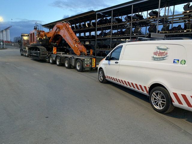 Raskt-Levert AS følgebil og spesialtransport fra Vestfold Maskintransport AS - #rasktlevert og #vestfoldmaskintransport snart klare for avreise fra #nasta. #miljøfyrtårn #fairtransport