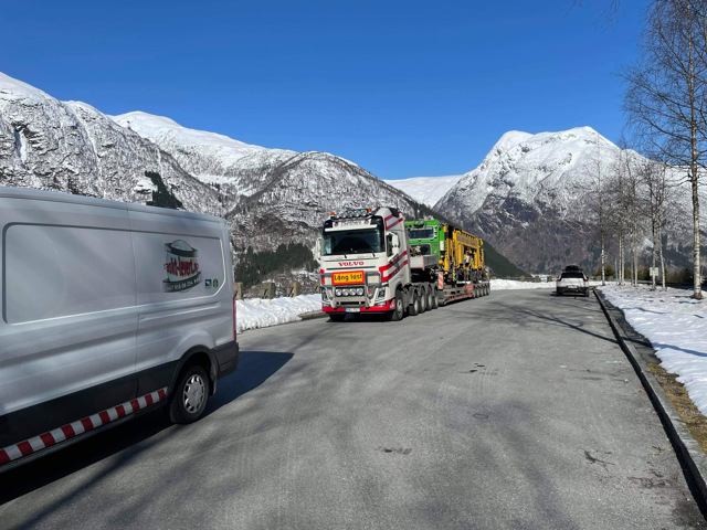 Raskt-Levert AS og Munthers Specialtransporter AB på vei mot Bergen - #rasktlevert #følgebil / #varningsbil ledsager her en #specialtransport fra #munthers_specialtransporter! #miljøfyrtårn, #fairtransport