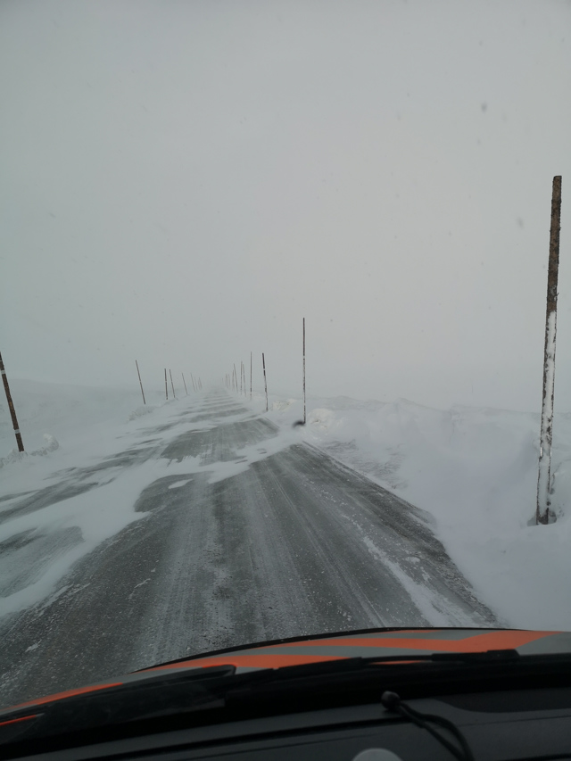 Raskt-Levert Følgebil / Ekspressbil over Hardangervidda i snøstorm! - Over #Hardangervidda like før veien blir stengt. #rasktlevert #følgebil #ekspressbil