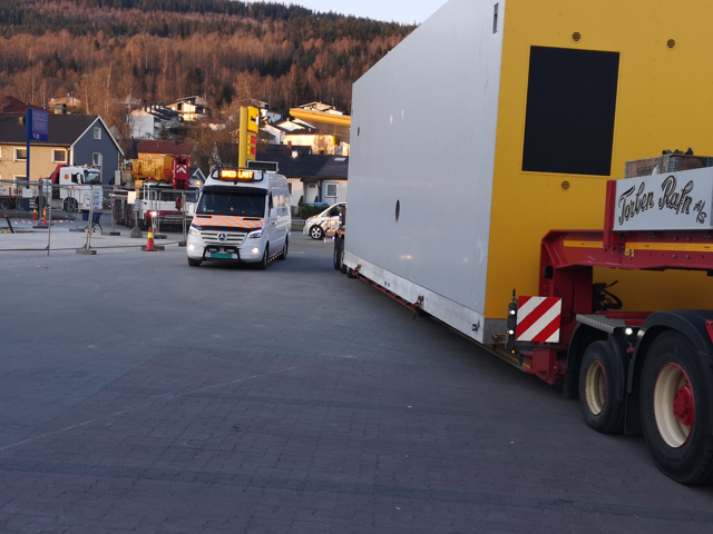 En av følgebilene i Raskt-Levert AS på oppdrag for Blinkebil AS! - #rasktlevert takker #blinkebil for oppdraget!