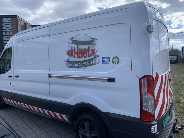 Raskt-Levert følgebil klar etter foliering hos Kursiv - Da kan denne #rasktlevert bilen benyttes på #ekspressoppdrag og i løpet av par uker også som #følgebil!