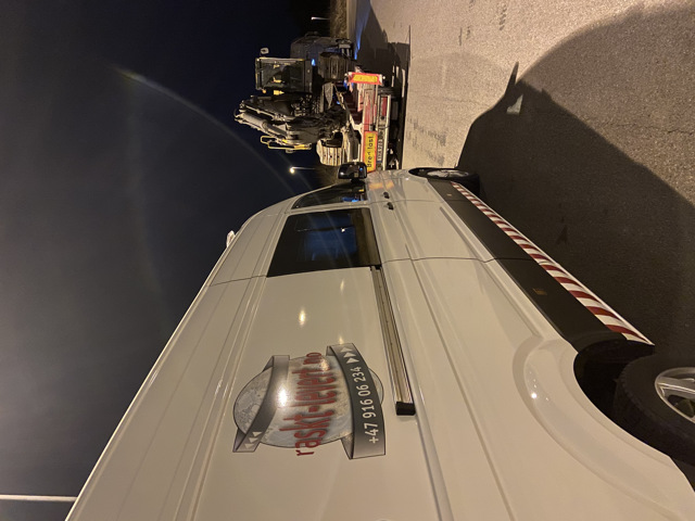 Raskt-Levert AS følgebil og en spesialtransport med bred last! - #rasktlevert #følgebil ledsager en #spesialtransport med #bredlast #wideload