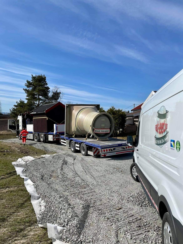 #Raskt-Levert #følgebil og #Sandefjord Transport AS fremme hos mottager - #rasktlevert #følgebil #følgebil_vestfold #følgebilnorge #varningsbil #varningsbilsverige #pilotcar #pilotservice #pilotnorway #pilotcarnorway #escortcar #escortservice #spesialtransport #specialtransport #heavytransport #langlast #bredlast #wideload #tunglast #sikkertransport #miljøfyrtårn #miljofyrtarn #ecolighthouse #eco_lighthouse #fairtransport #magnetjqs #gaselle2021