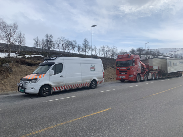 Raskt-Levert AS på følgebiloppdrag for en spesialtransport fra Ørjan Orra Transport AS - #rasktlevert #følgebil #pilotcar ledsager #bredlast #wideload #spesialtransport #fairtransport #miljofyrtarn