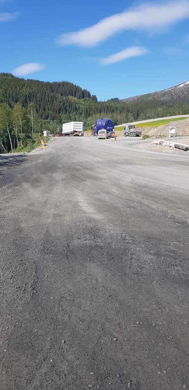 Raskt-Levert AS følgebil i en vindpark et sted i Norge! - #rasktlevert #følgebil #varningsbil #pilotcar #escortcar #pilotservice #escortservice #miljofyrtarn #fairtransport