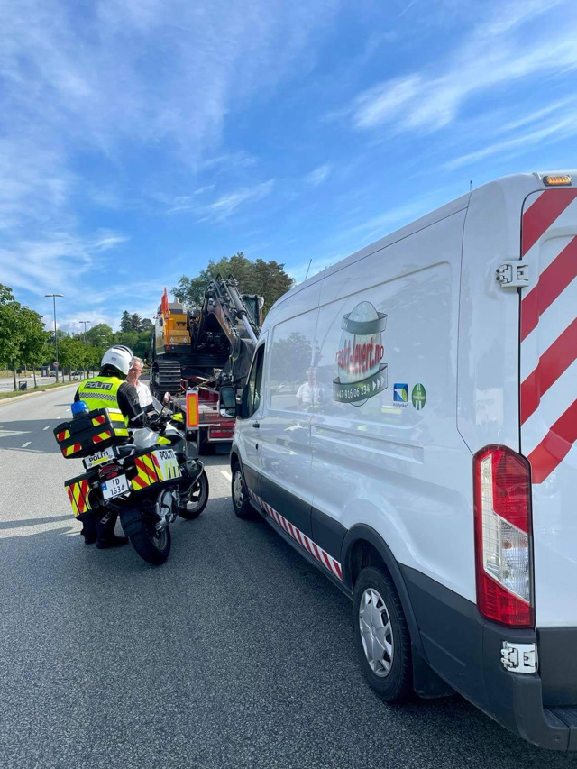 Raskt-Levert AS følgebil og spesialtransport fra Fluckinger skal her få bistand av politiet inn mot Bergen - #rasktlevert #følgebil #følgebil_vestfold #følgebilnorge #varningsbil #varningsbilsverige #pilotcar #pilotservice #pilotnorway #pilotcarnorway #escortcar #escortservice #spesialtransport #specialtransport #heavytransport #langlast #bredlast #wideload #tunglast #sikkertransport #miljøfyrtårn #miljofyrtarn #ecolighthouse #eco_lighthouse #fairtransport #magnetjqs #gaselle2021 #fluckinger #police #politi