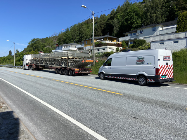 Raskt-Levert AS følgebil og en spesialtransport fra B. Jensen Transport AB fra Svinesund til Egersund - #rasktlevert #følgebil #følgebil_vestfold #følgebilnorge #varningsbil #spesialtransport #langlast #bredlast #tunglast #sikkertransport #miljøfyrtårn #miljofyrtarn #fairtransport #magnetjqs #gaselle2021
