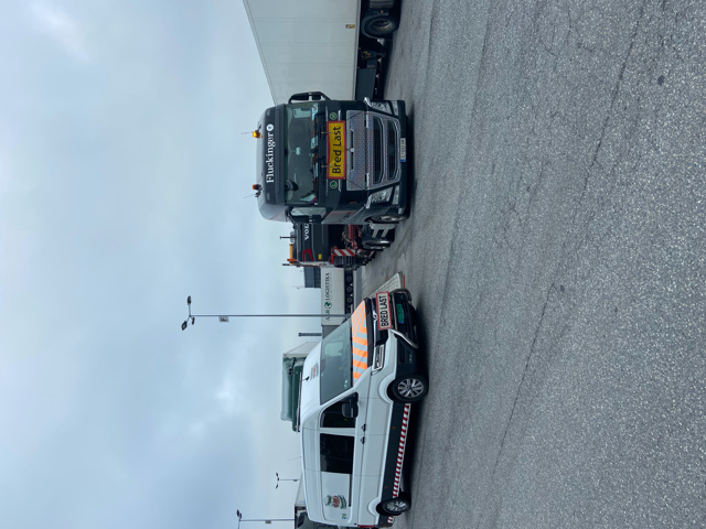 Raskt-Levert AS følgebil og en spesialtransport fra Fluckinger på vei til Heimdal. - #rasktlevert #følgebil #følgebil_vestfold #følgebilnorge #varningsbil #varningsbilsverige #spesialtransport #langlast #bredlast #tunglast #sikkertransport #miljøfyrtårn #miljofyrtarn #fairtransport #magnetjqs #gaselle2021