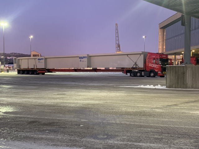 #RasktLevert skal her ledsage en #Spesialtransport som er 40 meter lang og 4,20m bred - Vi fant egnet kjørerute, utførte oppmåling, laget gjennomføringsplan og ledsaget transporten trygt frem.