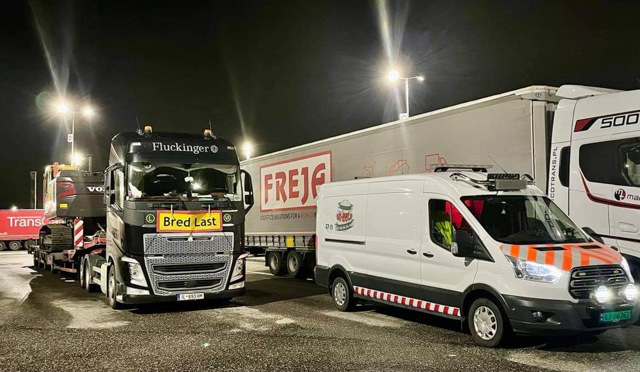 #Følgebil fra Raskt-Levert AS og spesialtransport fra Fluckinger på vei fra Sverige til Norge! - #rasktlevert #følgebil #følgebil_vestfold #følgebilnorge #varningsbil #varningsbilsverige #pilotcar #pilotservice #pilotnorway #pilotcarnorway #escortcar #escortservice #spesialtransport #specialtransport #heavytransport #langlast #bredlast #wideload #tunglast #sikkertransport #miljøfyrtårn #miljofyrtarn #ecolighthouse #eco_lighthouse #fairtransport #magnetjqs #gaselle2021 #fluckinger