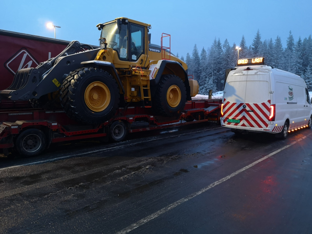 Raskt-Levert følgebil og spesialtransport klare for avgang! - #RasktLevert #følgebil og #spesialtransport fra #Fluckinger er klare for avgang fra Svinesund! #Bredlast #pilotservice #escortcar #Varning