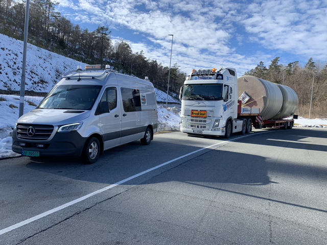 Raskt-Levert følgebil og Sandefjord Transport med bred last - #rasktlevert #følgebil #ledsager en #spesialtransport fra #sandefjordtransport med #bredlast
