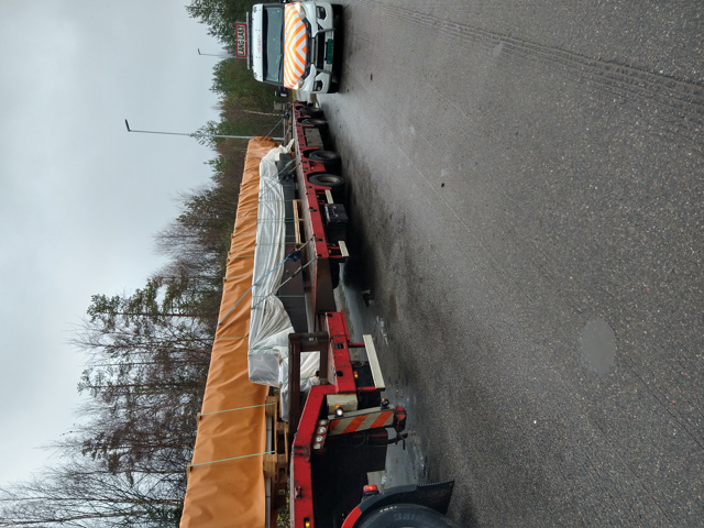 Raskt-Levert følgebil klar for avgang med en lang transport - #rasktlevert #følgebil #miljofyrtarn #fairtransport